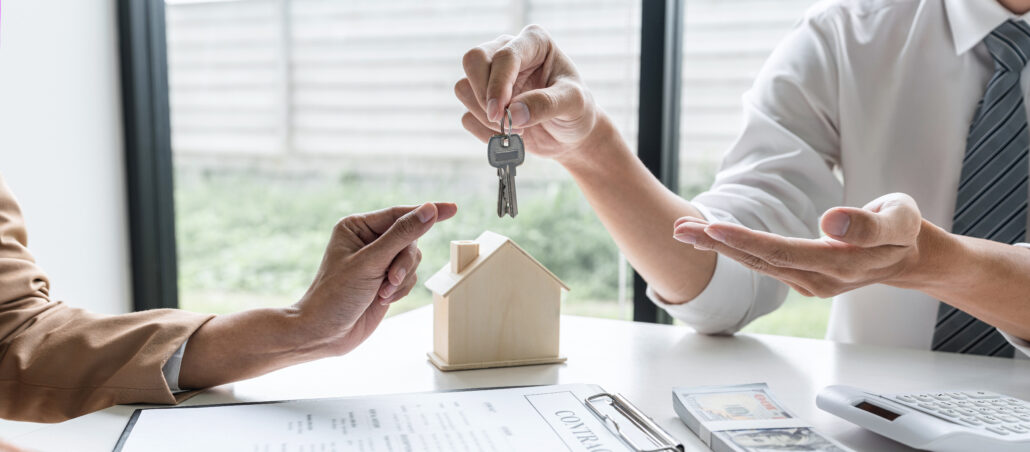 Graphic showing how to evaluate a rental property with a checklist, featuring a rental house, clipboard, and green tree.